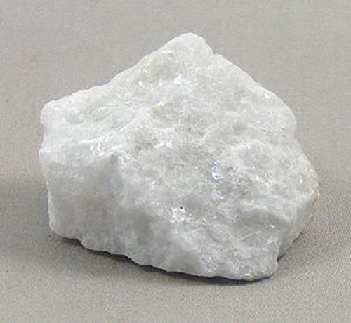 Горные породы белого цвета. Мрамор минерал. Белые камни горных пород. Мрамор камень в природе. Белый мрамор камень.